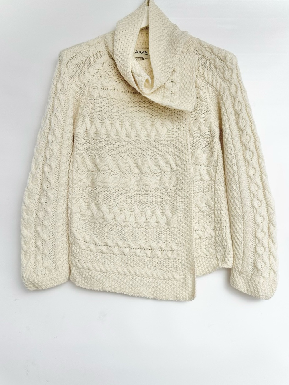 Aran Mõr 100% merino wool Made in Ireland Cable-knit cardigan- Cream